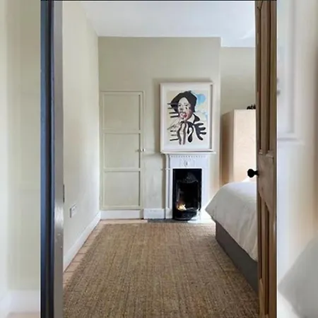 Sunlit Designer Haven In Trendy Neighbourhood