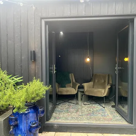Sunlit Designer Haven In Trendy Neighbourhood