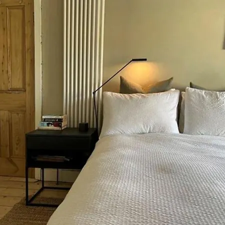 Sunlit Designer Haven In Trendy Neighbourhood *